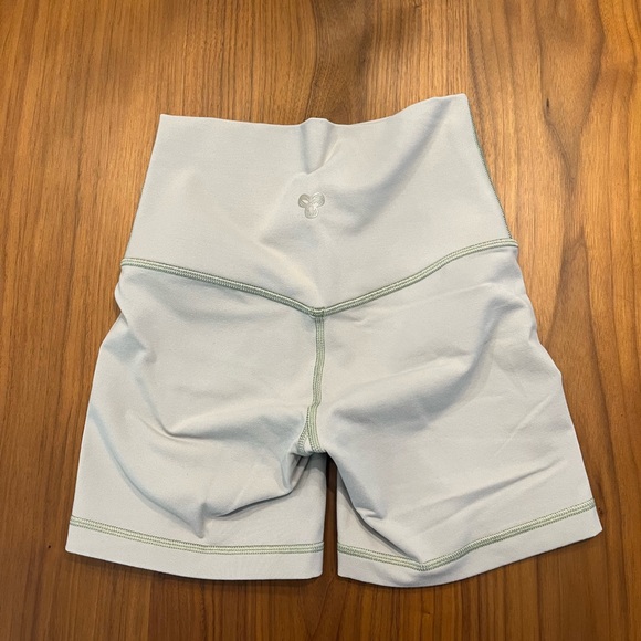 Aritzia TNA Butter Cheeky High-rise 5” Short - Picture 4 of 6